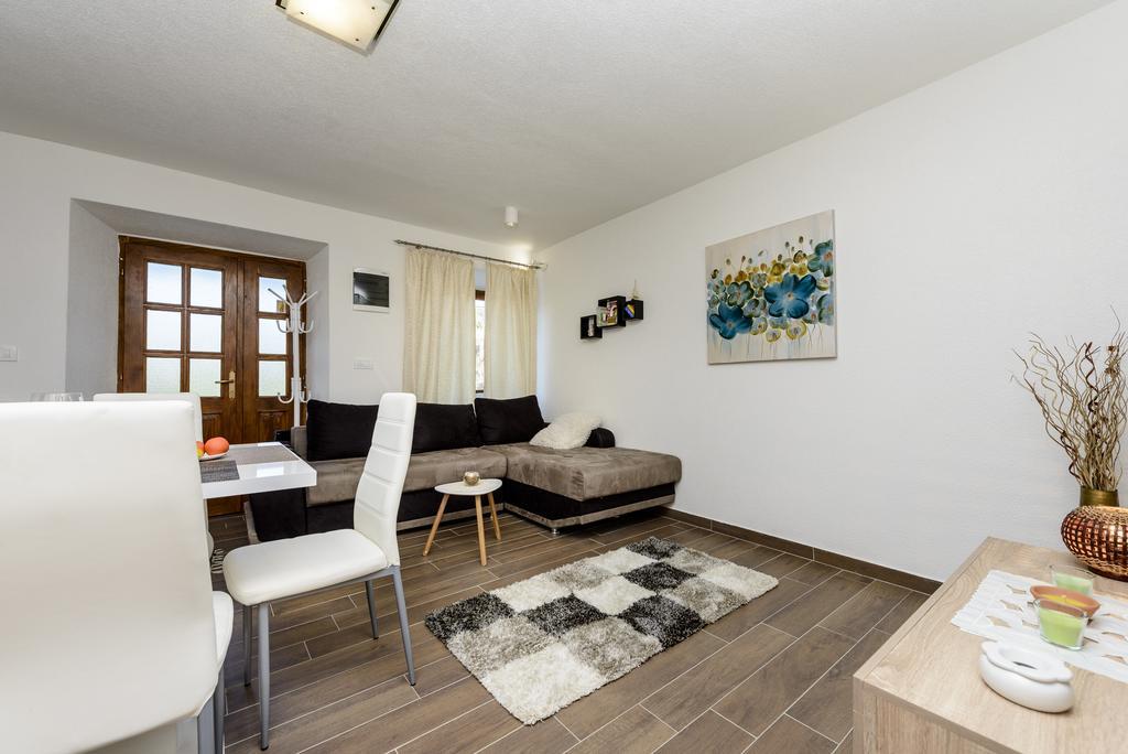 Apartment Mistral - Cosy Apartment With Sea View Molunat Exterior photo